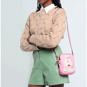 NWT in dust bag MOSCHINO
Bear this is not a toy CROSS-BODY BAG in pink